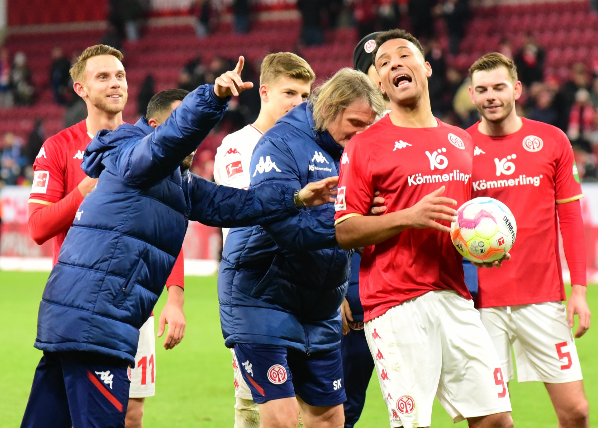 ...das ändert aber nichts daran, dass er zur Humba in den Fanblock muss. Kotrainer Babak Keyhanfar weist den Weg, Torwarttrainer Stephan Kuhnert leistet Anschubhilfe.