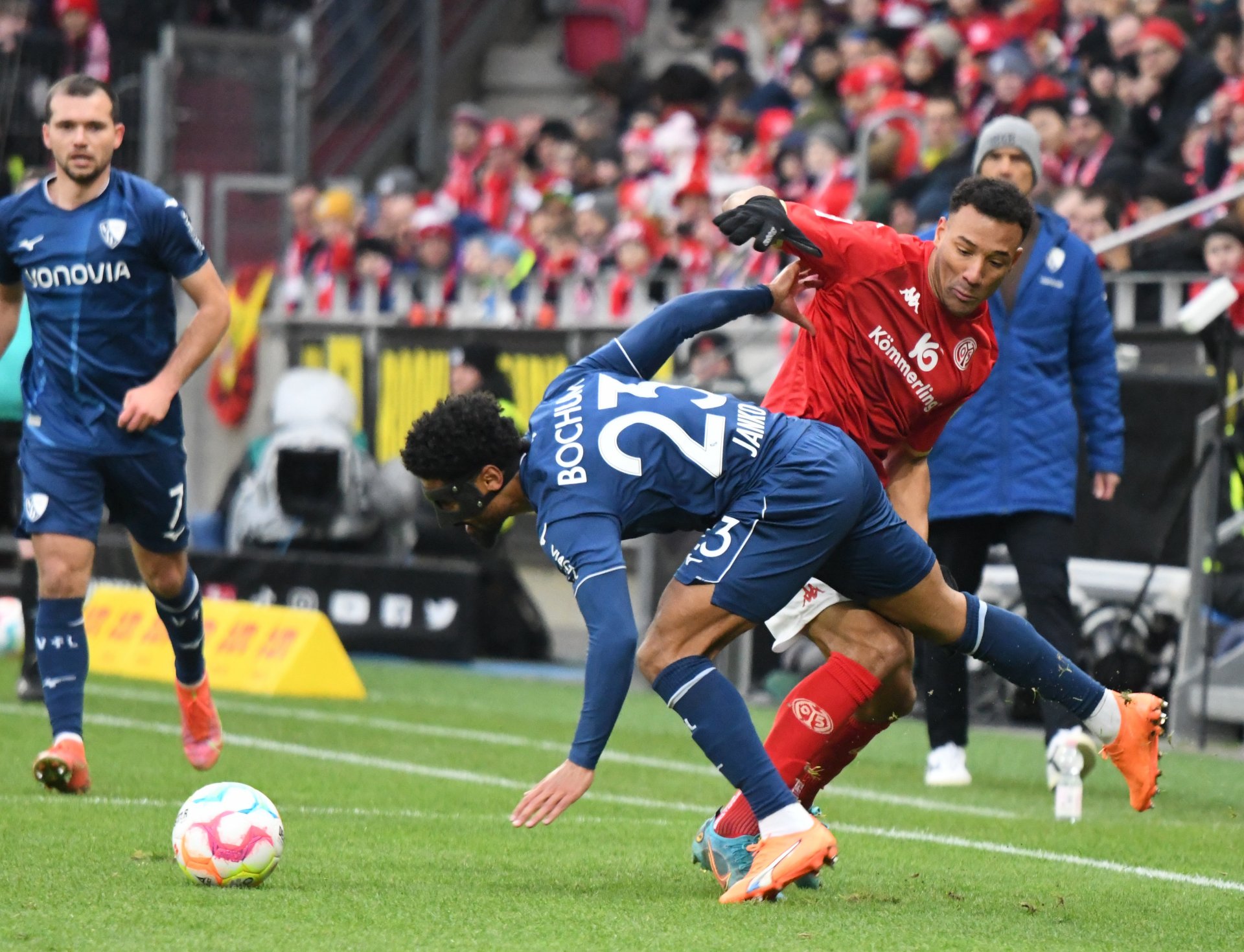 Klare Sache: Karim Onisiwo, der mit der Bochumer Hintermannschaft macht, was er will, ist der Mann des Tages...