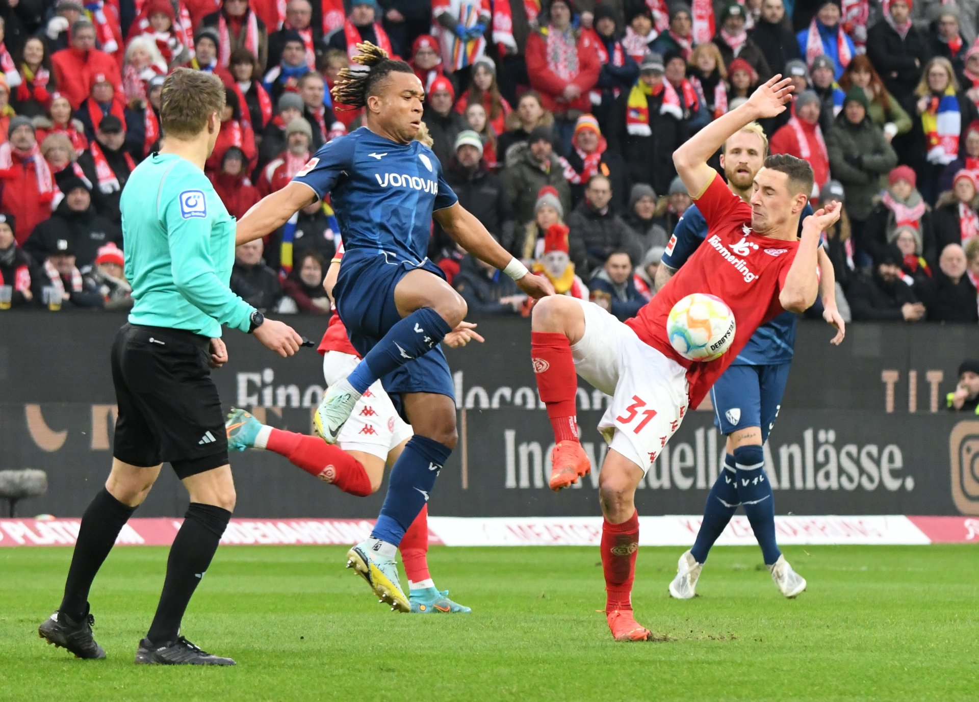 Den ersten Bochumer Treffer zum 4:1 erzielte ein Ex-Mainzer: Mittelfeldspieler Kunde, hier im Zweikampf mit Dominik Kohr.