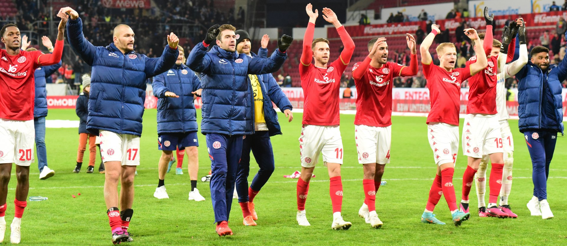 ...und die Welle mit den Fans am Ende eines begeisternden Fußballabends.