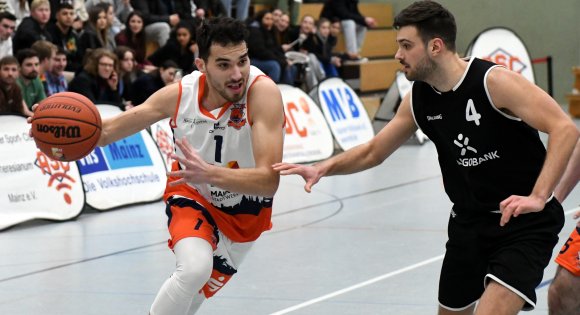 Tobias Oppenberg (l., gegen Fabio Pastore) brachte viel Energie aufs Feld, sorgte mit einem Dreier für die Vorentscheidung und hatte zuvor...