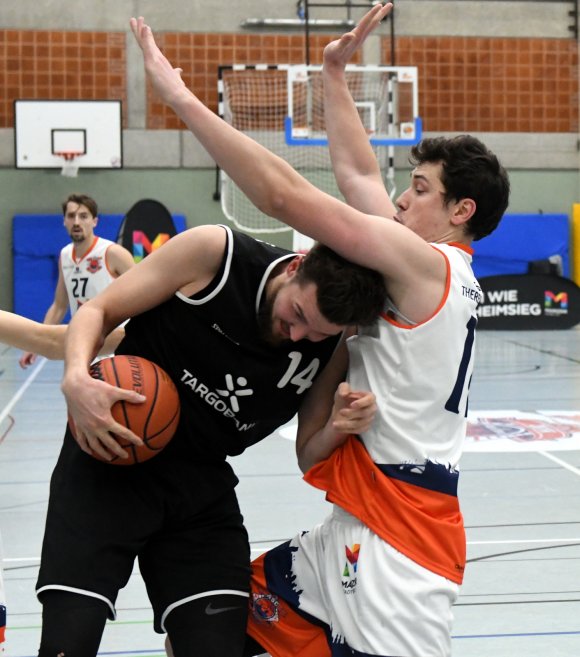 In der Defense überzeugten Johann Fritzen (r.) und der ASC nicht nur gegen die TSG Heidesheim (l. Henning Borggräfe). Das wird auch am Samstag die Basis für einen möglochen Erfolg sein.