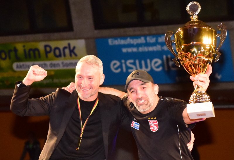 Es ist vollbracht: von links  88-Vorsitzender Baris Baglan, Trainer Davyd Bichinashvili, der Meisterpokal.
