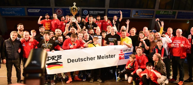 Gruppenbild mit Goldpokal. Selbsterklärend.