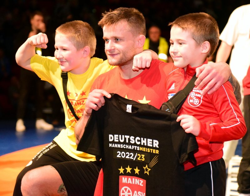 Tadeusz Wolny, im Rückkampf nicht im Einsatz, mit Sohn (r.) und Fan.