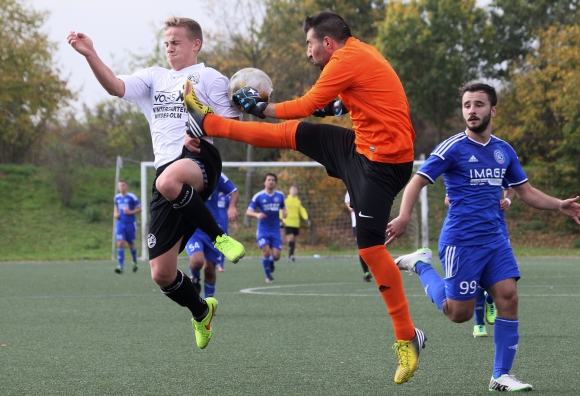 Der Finther Marvin Koczy (l.) kommt nicht mehr an den Ball. SKC-Torhüter Erdinc Kilic hielt seinen Kasten sauber.