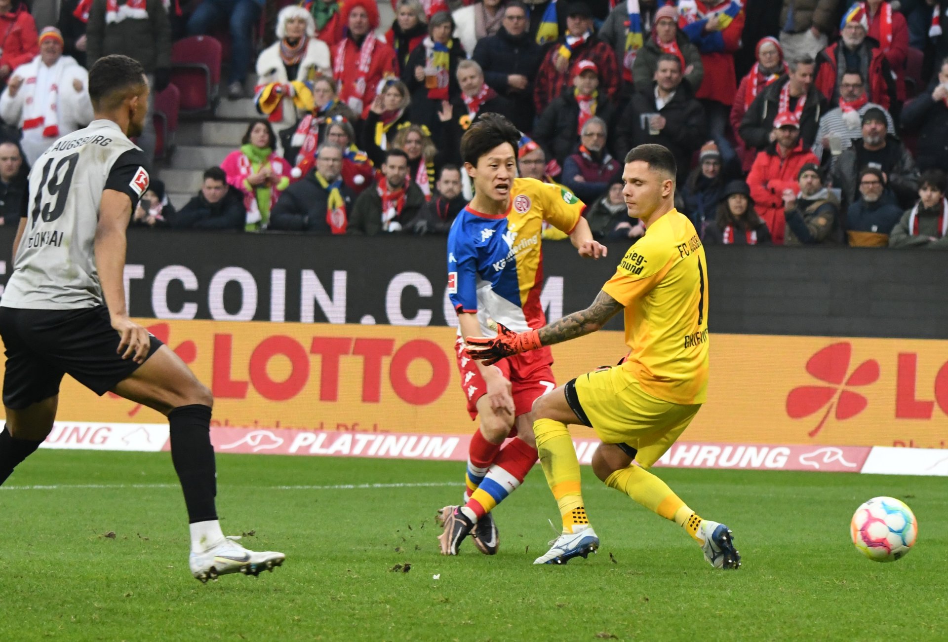 Zum 3:1 spitzelte Jae-sung Lee den Ball mit dem linken Außenrist an Torwart Rafal Gikiewicz vorbei...