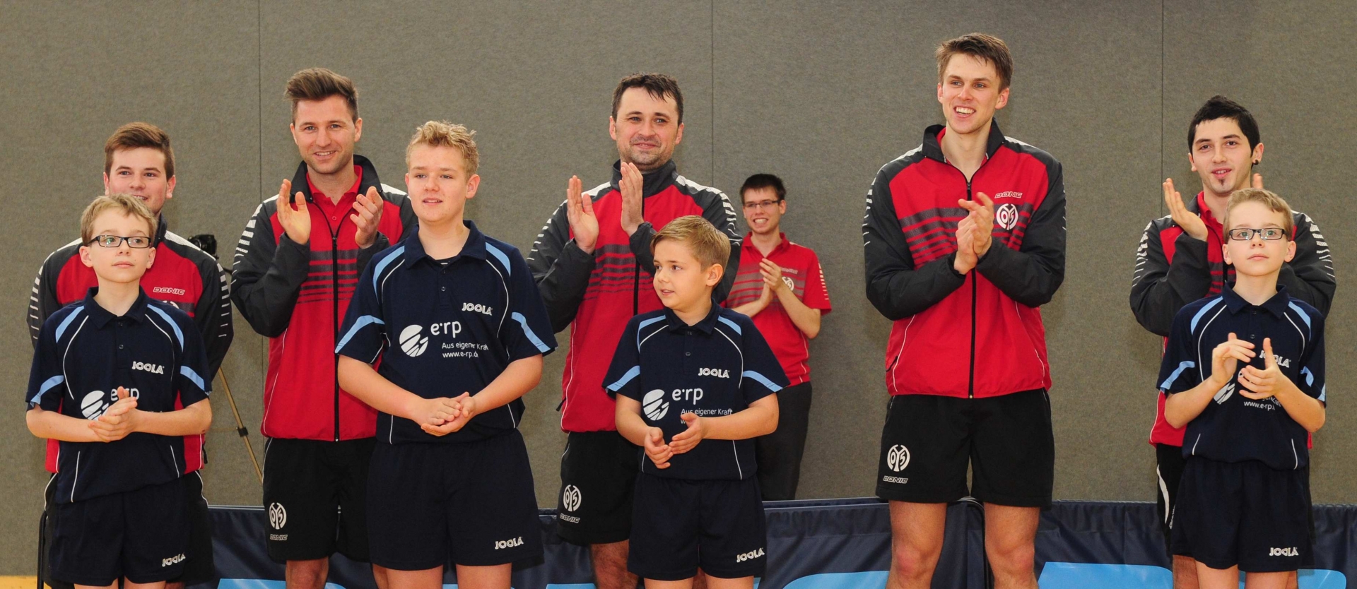 Das Team (hinten von links: Jonas Christmann, Benjamin Bator, Stanislav Horshkov, Tomas Mikutis, Felipe Olivares) mit seinen Einlaufkids.