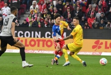 In dieser Szene macht Jae-sung Lee mit dem 3:1 gegen den FC Augsburg seinen ersten Bundesliga-Doppelpack perfekt.