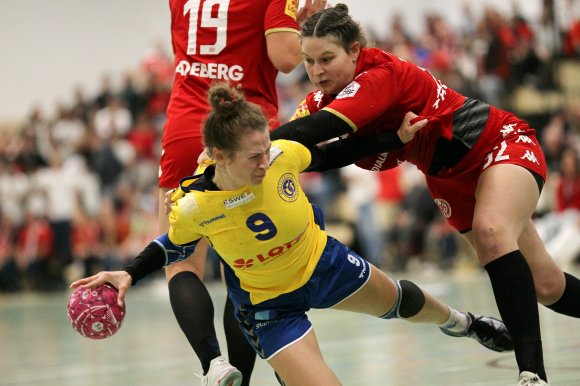 Der Vergleich der Kreisläuferinnen endete beim ersten Derby eindeutig: Während Lea Helle (l.) das einzige Bretzenheimer Tor von der Position erzielte, kamen Lena Thoß und Leah Schulze zusammen auf satte zehn Treffer.