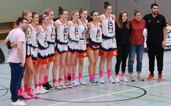 Mit strahlenden Gesichtern stellten sich die ASC-Frauen samt den Trainern nach dem Sieg gegen die BSG Ludwigsburg am sechsten Spieltag den Fotografen.