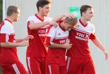 Zärtlichkeiten für Niklas Winkler: Der Nieder-Olmer Defensivmann hat gerade das 2:1-Führungstor für den FSV im Bezirksliga-Vergleich bei der TSVgg Stadecken-Elsheim erzielt.