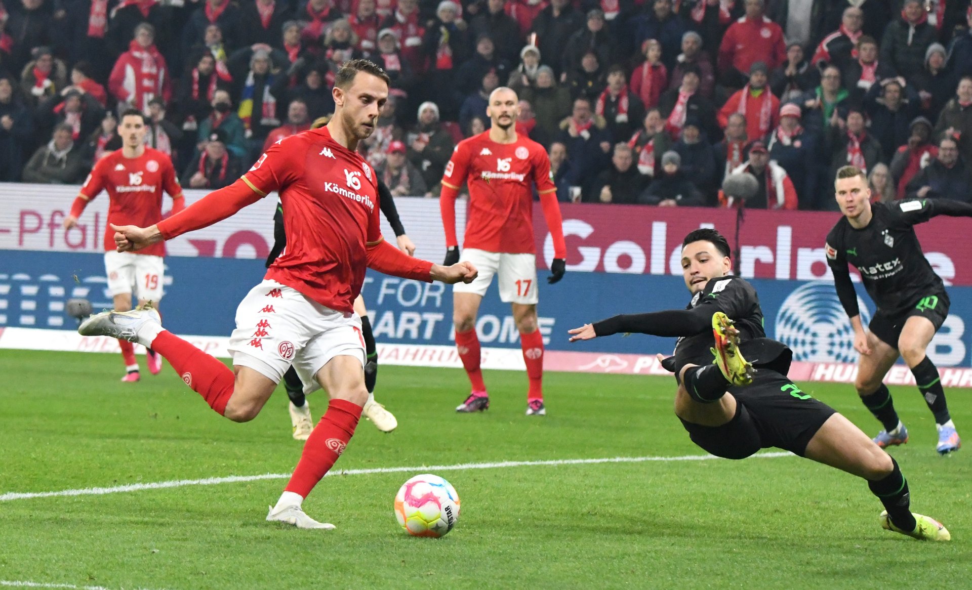 Ludovic Ajorque (hinten) hatte geschossen, Torwart Tobias Sippel abgewehrt. Und Marcus Ingvartsen machte seinem Ruf als Strafraumstürmer Ehre: Vier Minuten nach der Pause erzielte der Däne das 2:0…