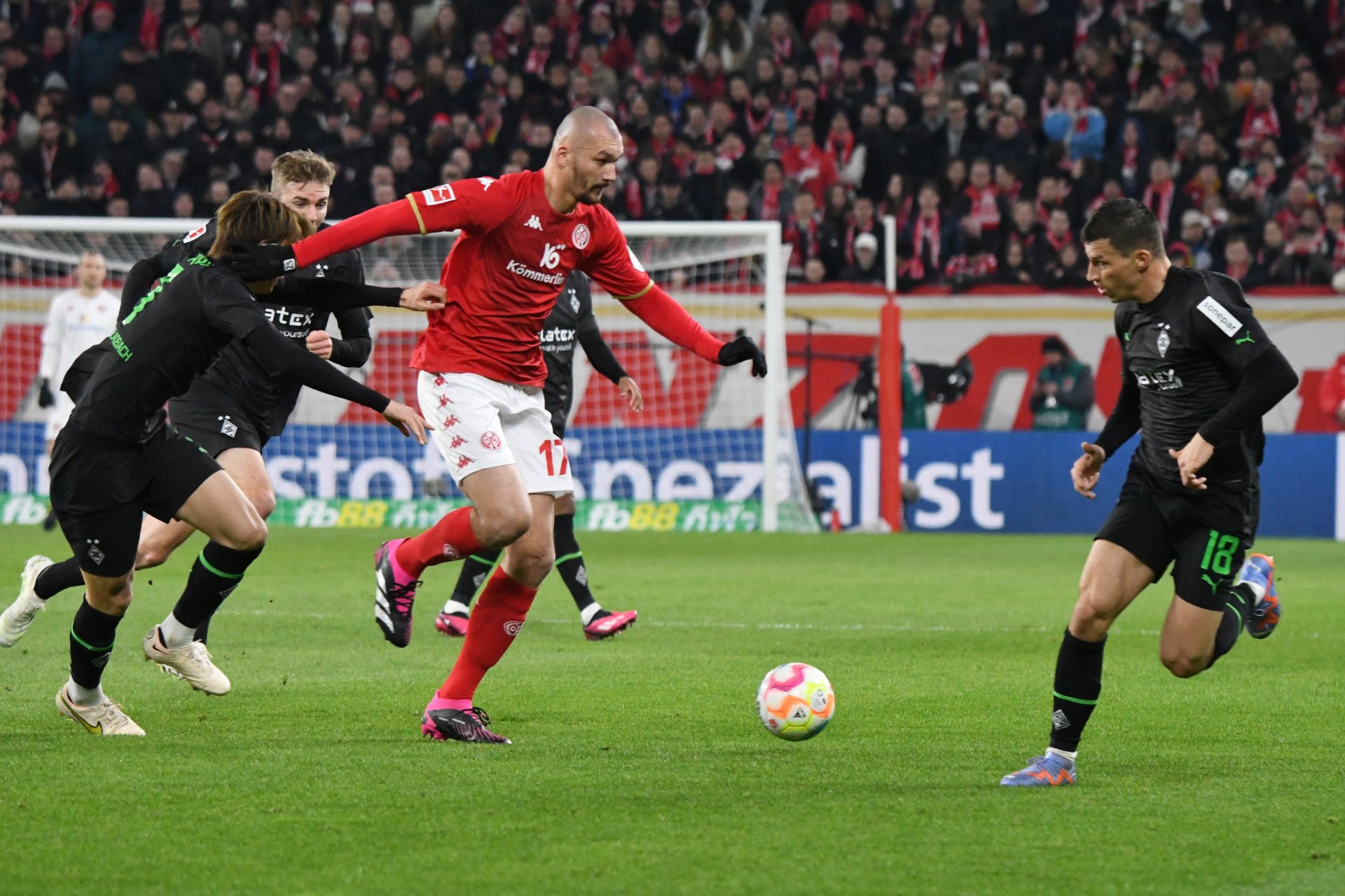 …Ludovic Ajorque ein, der mit seinem Schuss noch an Torwart Sippel scheiterte, damit jedoch den Assist für Marcus Ingvartsen lieferte…