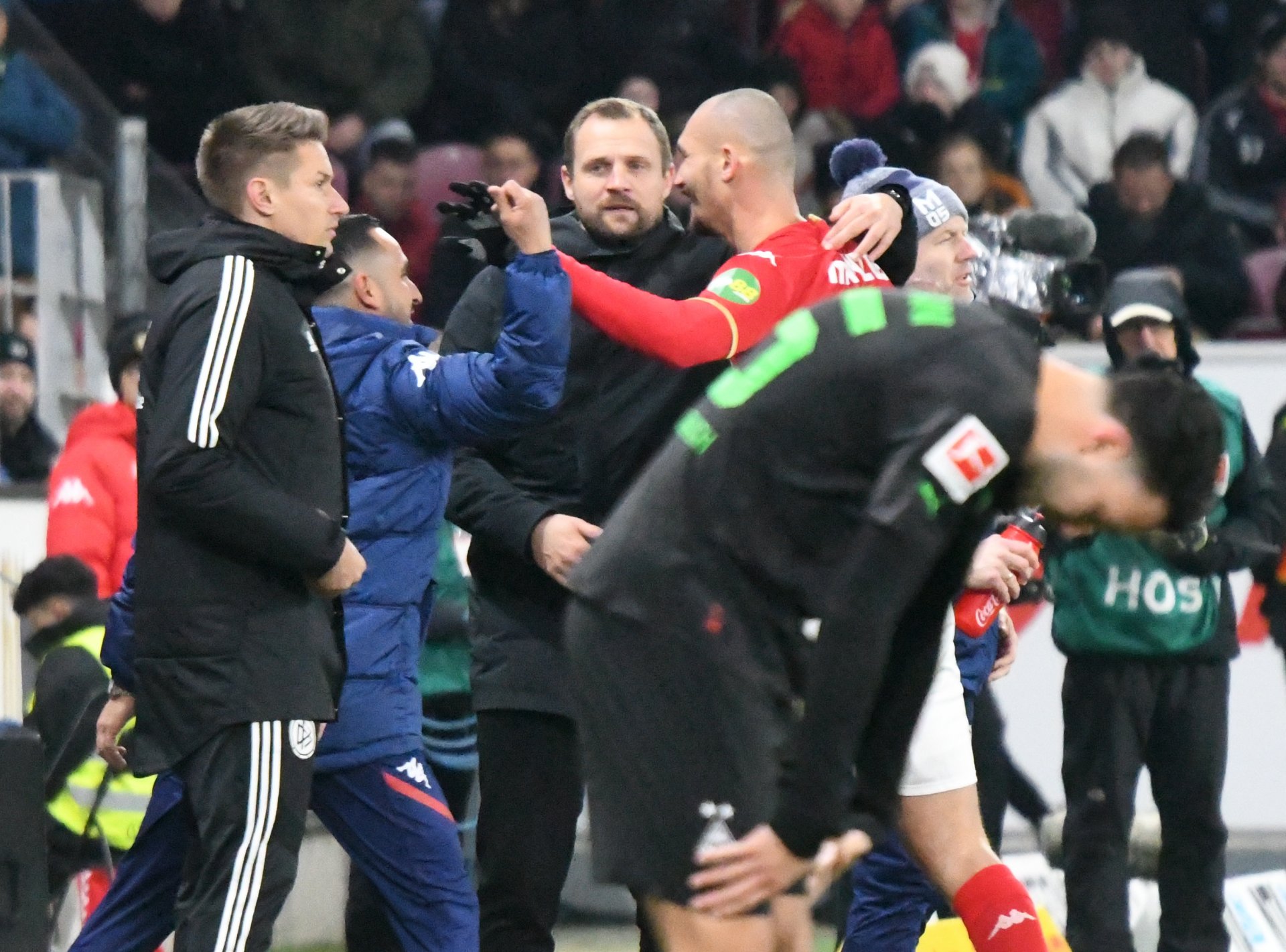 …und das nicht nur mit den Mitspielern, sondern auch mit Trainer Bo Svensson und Kotrainer Babak Keyhanfar tat.