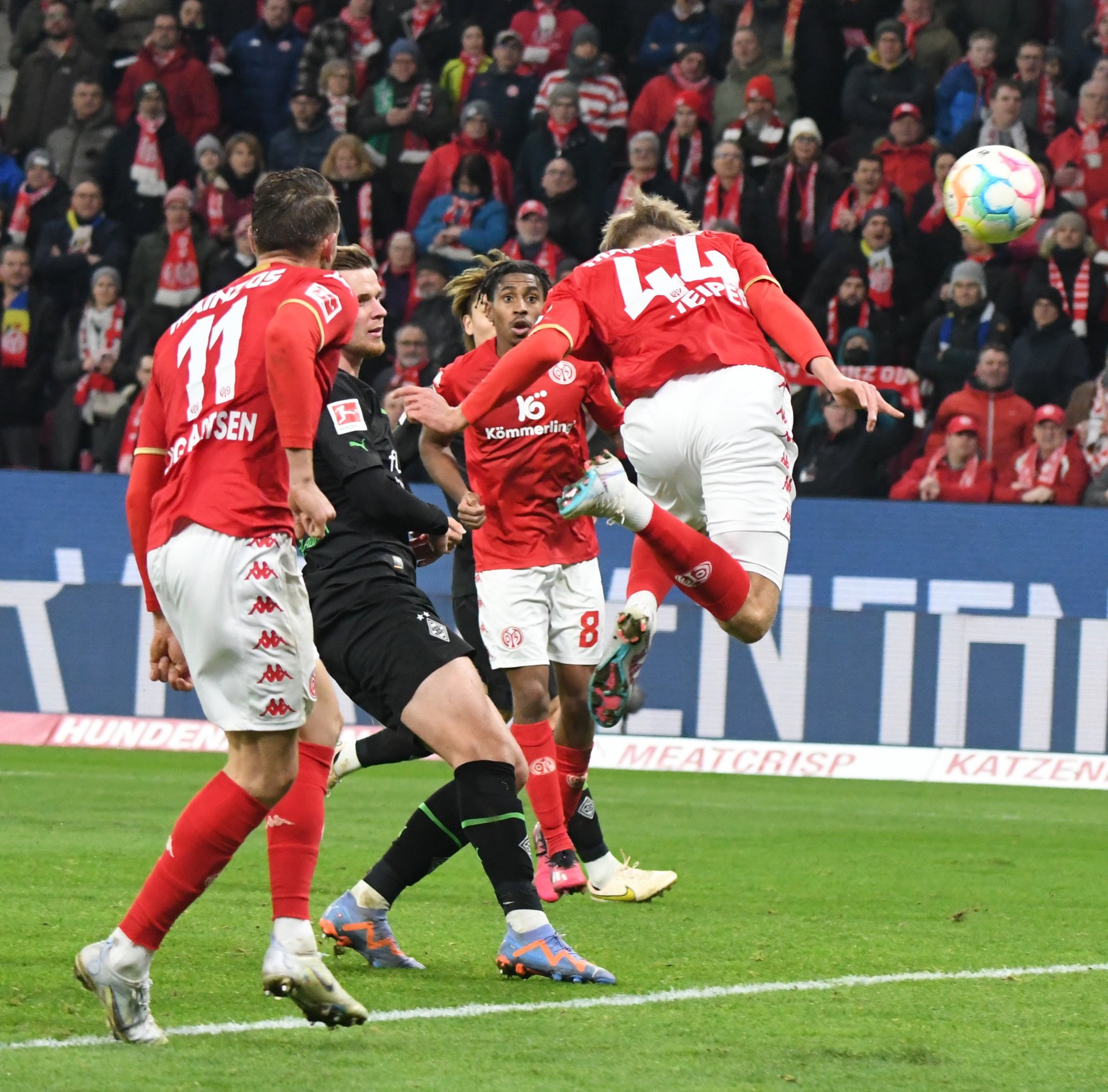 ...Nelson Weiper hob ab, erzielte per Kopf sein erstes Bundesligator, ist damit der jüngste Mainzer Erstligatorschütze...