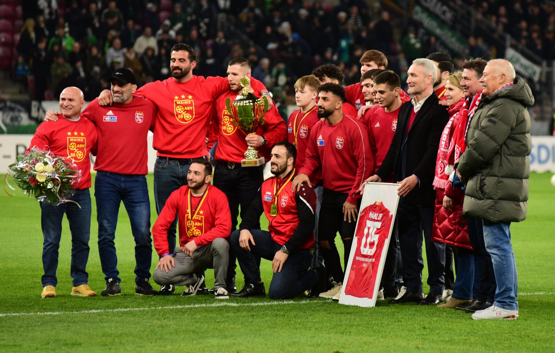 Special Guests in der Arena: die Ringer des ASV Mainz 88, die vor zwei Wochen Deutscher Meister geworden waren.