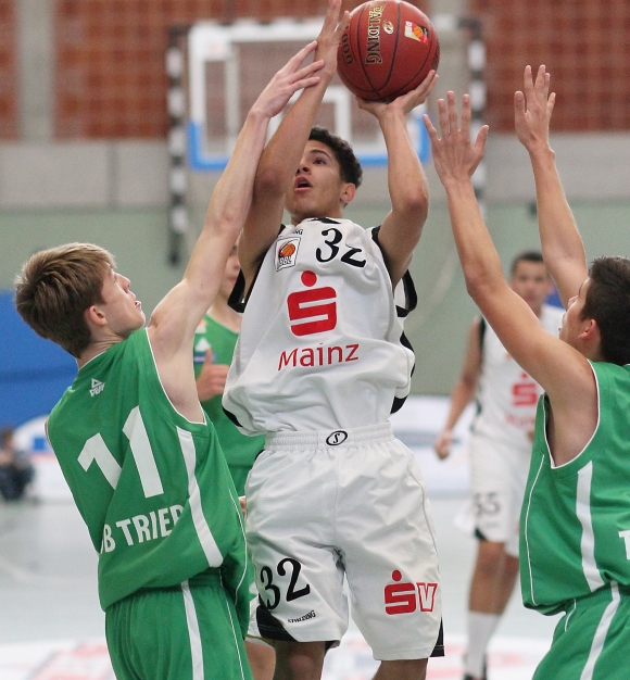 Nicht zu stoppen: Isaah Negron, Spielmacher der SG RheinHessen, trieb seine Teamkollegen gegen die Junior Baskets aus Trier immer wieder zum schnellen Spiel nach vorne an.