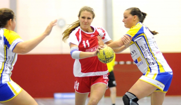 Lea Maus wird in dieser Szene von den Bretzenheimerinnen Lisa Hahn (r.) und Anne Greiner vom Abschluss abgehalten. Defensiv waren die Gäste beim Oberligaderby beim FSV Mainz 05 zwar auf Augenhöhe mit ihren Gastgebern, aber offensiv hatten die 05er deutlich mehr zu bieten.