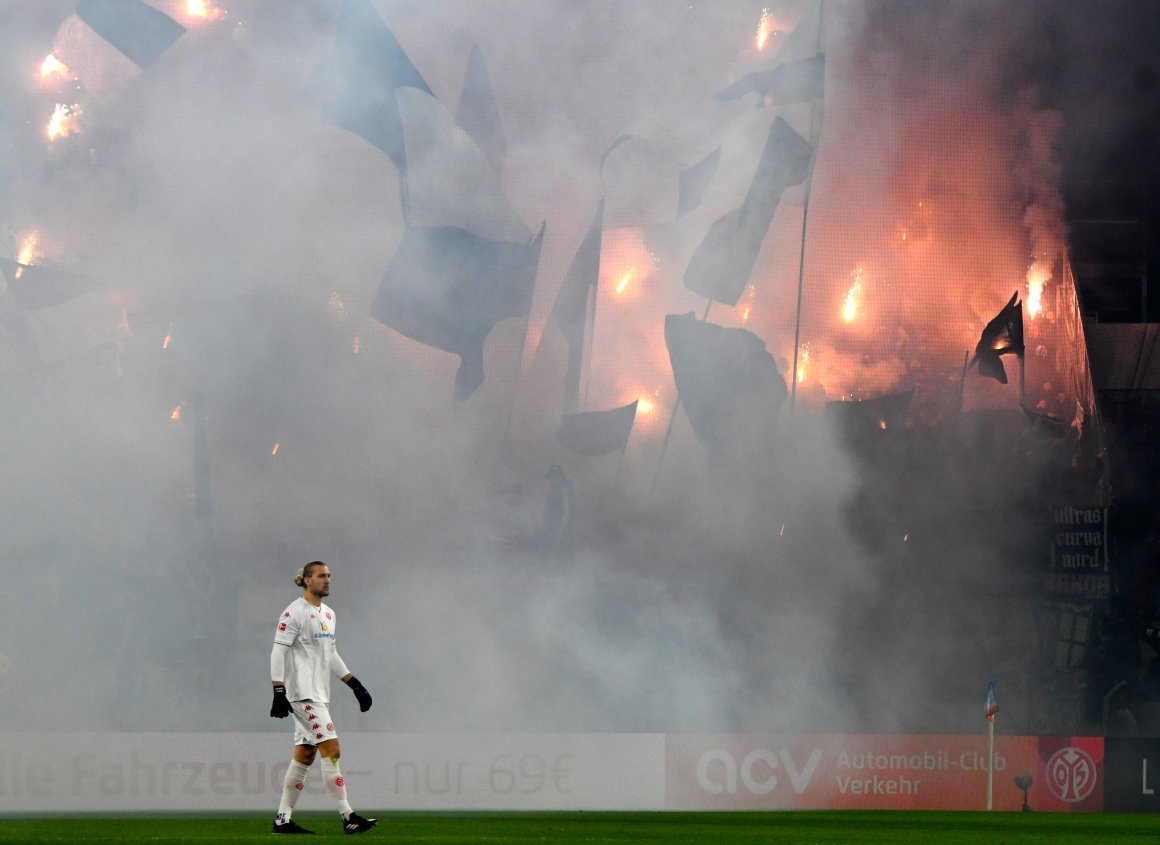 Das Gladbacher Fanfeuerwerk galt nicht Robin Zentners Comeback, bescherte dem Mainzer Keeper aber ein schönes Foto.