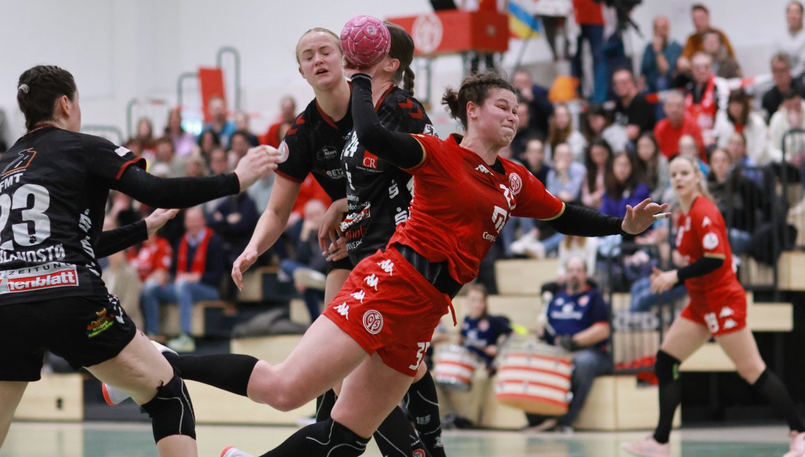 Lena Thoß bekamen die Gäste nicht in den Griff. Hatte die Kreisläuferin erst mal den Ball, machte sie auch etwas damit.