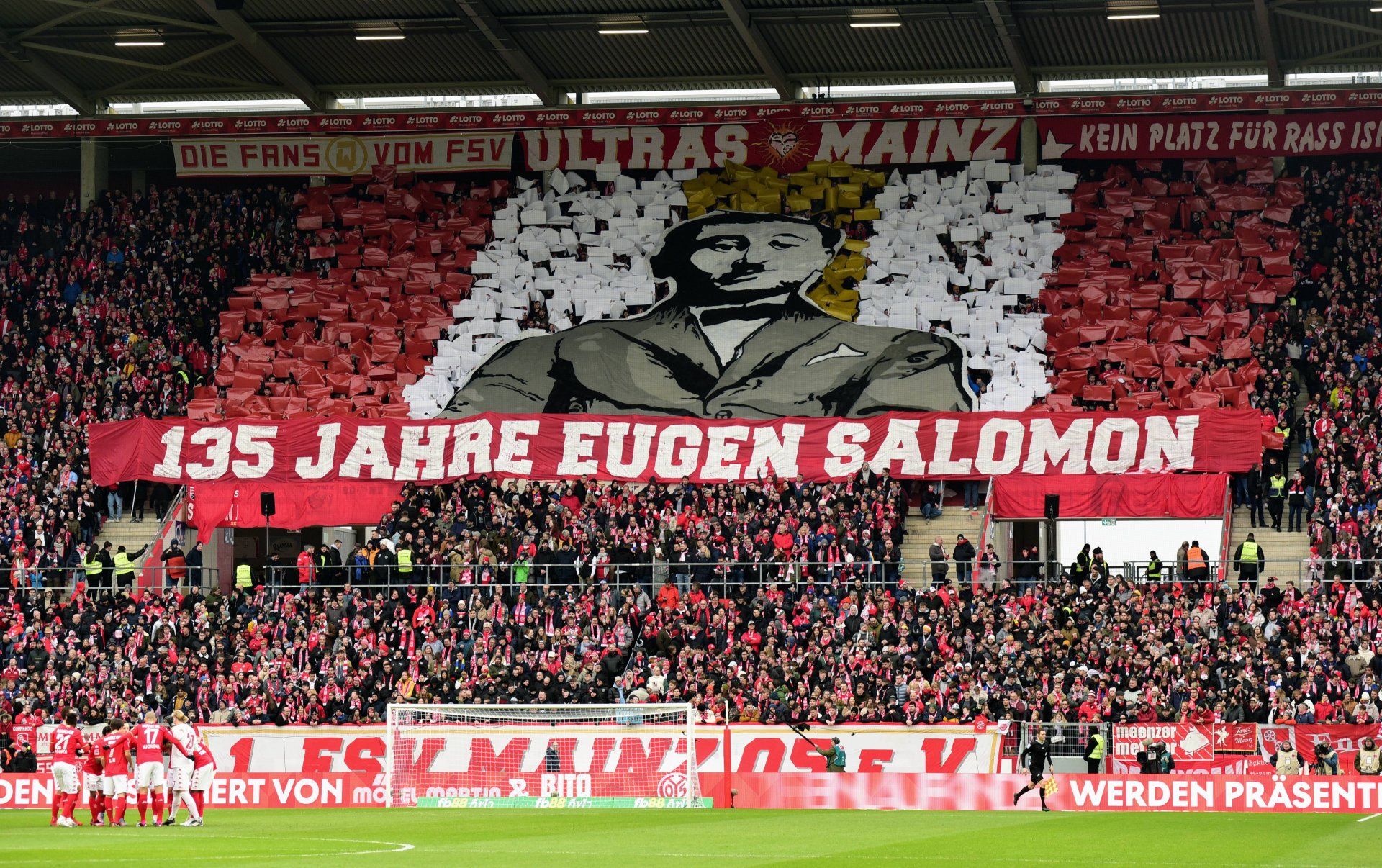 Die Fans feierten im Übrigen nicht nur den Torschützen und das Team, sondern in einer gelungenen Choreo auch den Vorsitzenden früher 05-Tage, Eugen Salomon, der 135 Jahre alt geworden wäre...