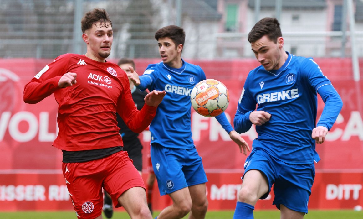 05-Mittelstürmer Grigorijs Degtjarevs (l.) wäre wahrscheinlich zu Torchancen gekommen, hätte ihm Schiedsrichter Felix Wagner nicht minutenlang jeden Ballkontakt und jeden Zweikampf weggepfiffen.