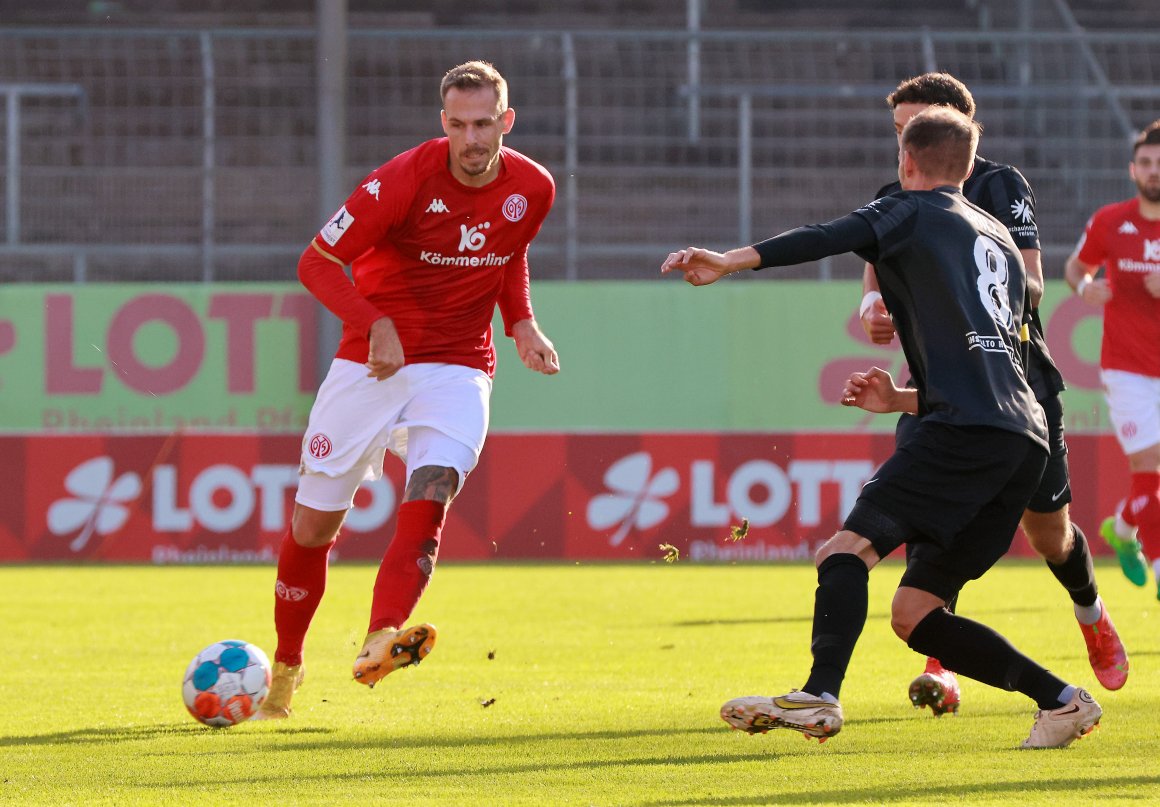 Ist schon länger her: Maurice Trapp treibt den Ball im bisher letzten gewonnenen Heimspiel der U23 gegen Hessen Kassel voran. Das war Ende Oktober.