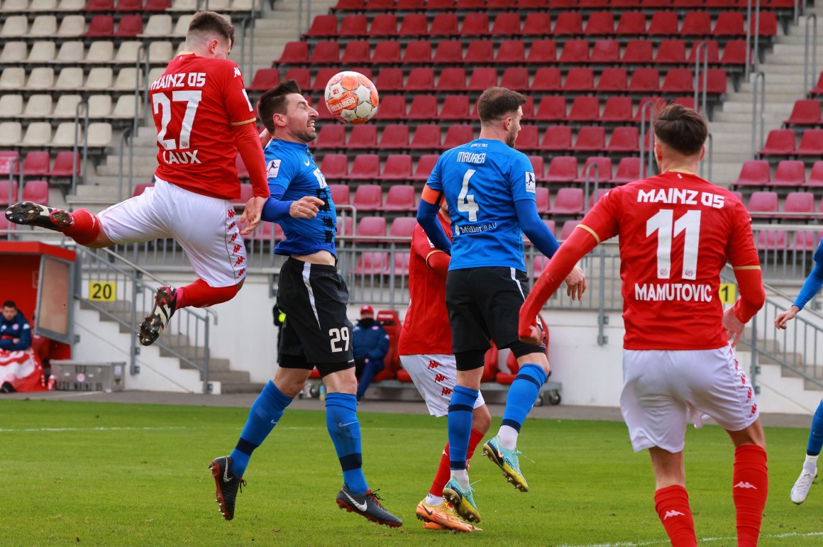 Hoch und nicht ganz rein: Lucas Laux (l.) gelingt der Kopfball nach einer Eckballhereingabe nicht ganz, der Ball kam zu harmlos auf das Gästeetor.