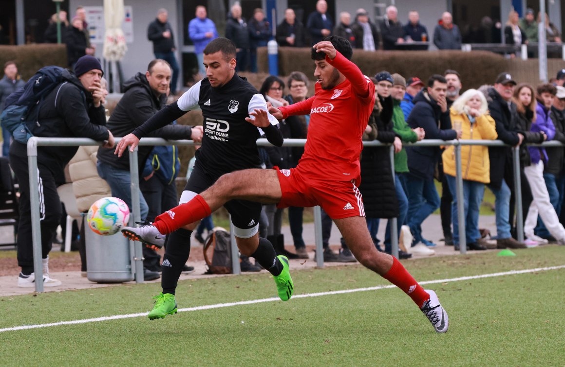 Lemar Niazi stoppt den Flügellauf des Saulheimers Amir Abugameh.