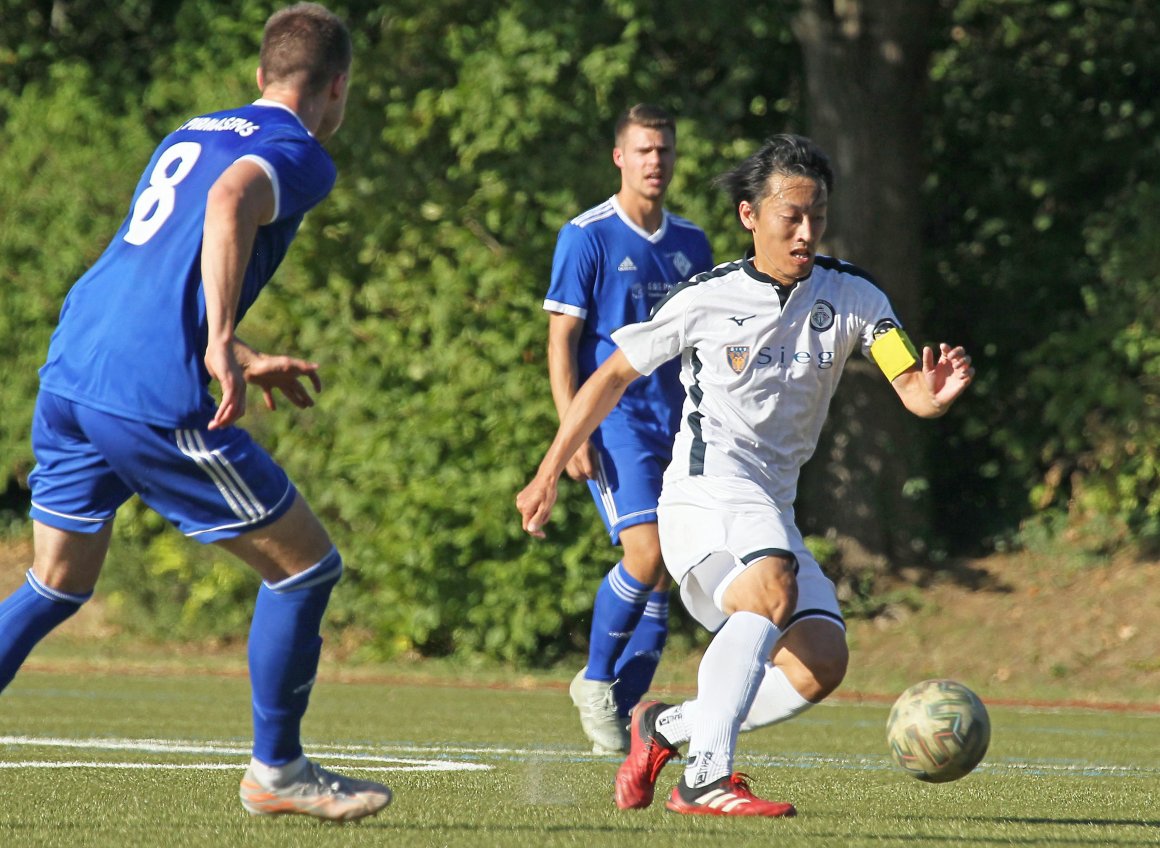 Mit einem Foul an Yuya Okuda, das Trainer Takashi Yamashita stärker geahndet haben wollte, begann das Drama der Partie des FC Basara beim FK Pirmasens II.