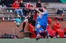 TSVgg-Stürmer Felix Becker läuft über die rechte Seite an und wird trotz der vertrauensvollen Geste von TSG-Verteidiger Jan Schaar den Ball nach innen bringen.