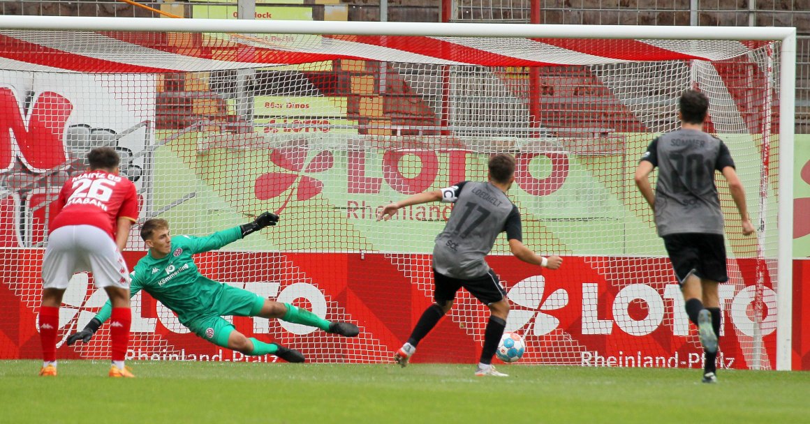 Das Heimspiel gegen Wormatia Worms ging mit dem Strafstoß des Ex-Mainzer Sandro Loechelt (Nr. 17) zum 1:1 in die falsche Richtung und am Ende gar 2:3 verloren.