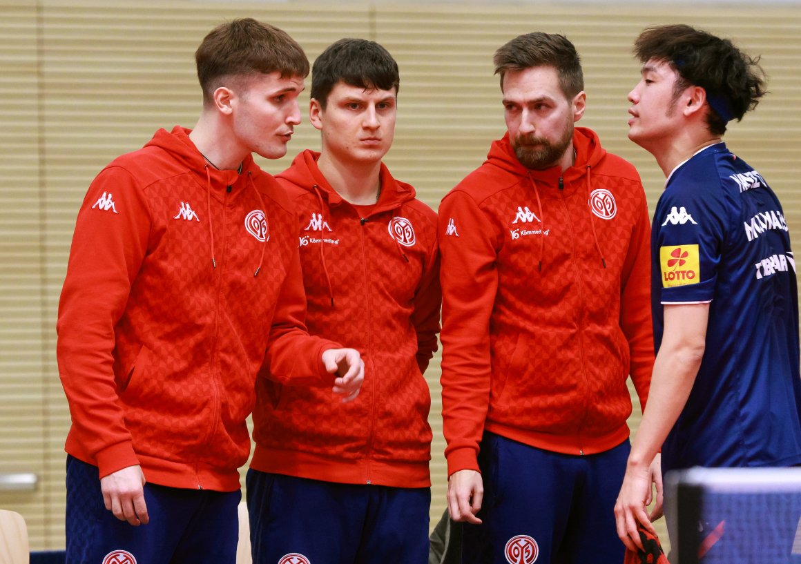 Auf Luka Mladenovic (l.) kann 05-Trainer Tomasz Kasica (2.v.r.) auch nächste Saison zurückgreifen. Yuto Muramatsu (r.) und Andrei Putuntica verlassen den Verein.