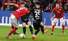 Zwei Freiburger vermögen Karim Onisiwo nicht am Treffer zum 1:1 zu hindern.