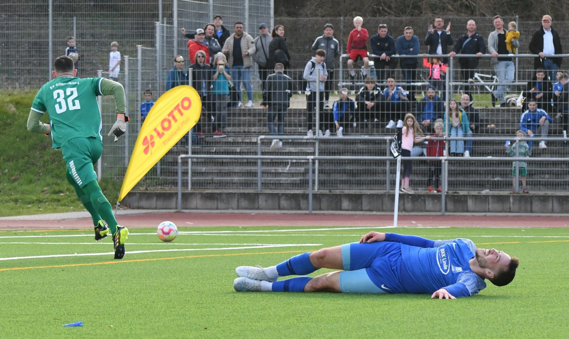 ...Schwarz schloss viel zu früh und viel zu überhastet ab. Der Ball flog beinahe ins Seitenaus.