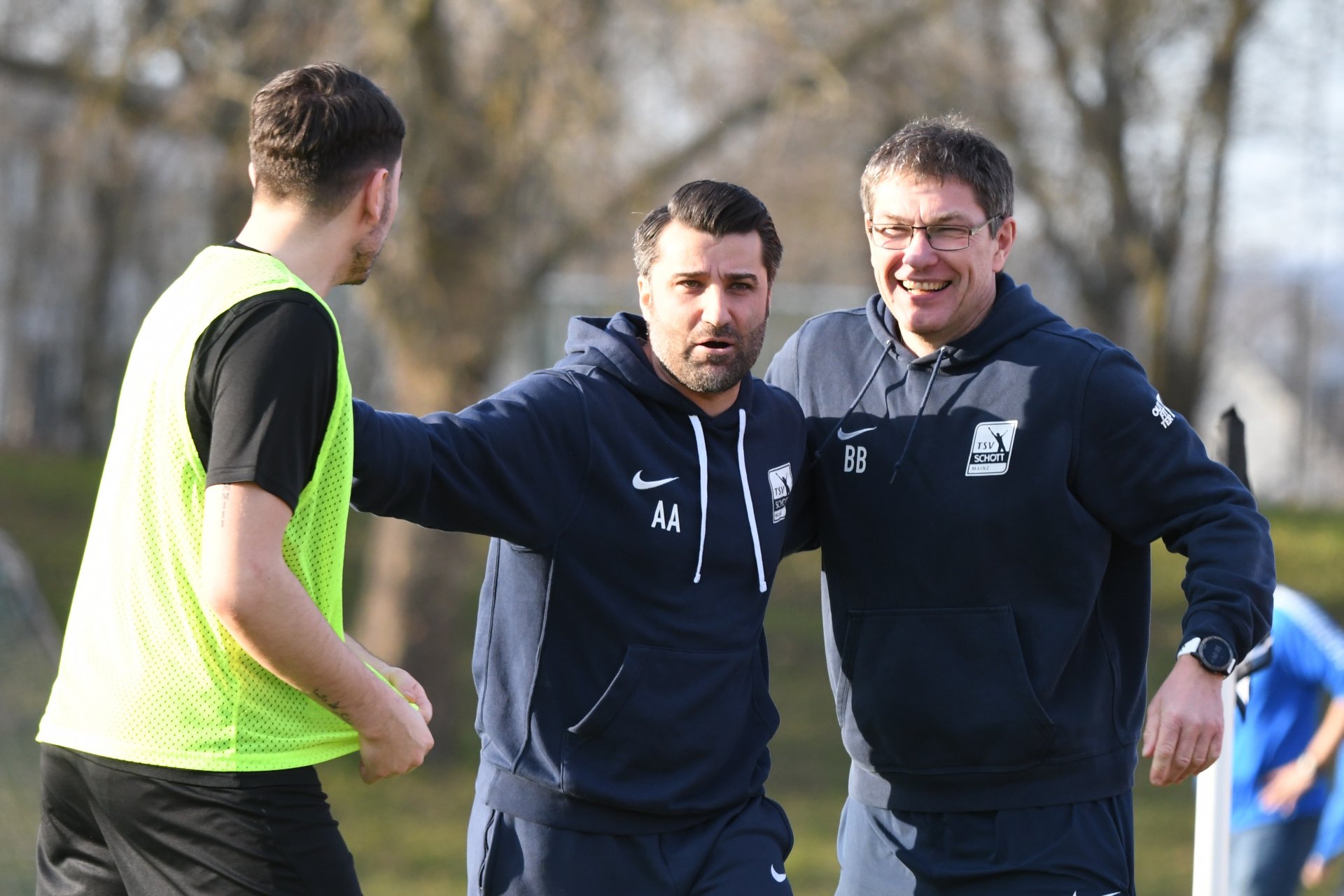 Und Trainer Aydin Ay, hier mit Kotrainer Bernd Bangel, blickte schon mal auf die ausstehenden zehn Oberligaspiele und das Pokalfinale: „Wir haben heute ein Pflänzchen gesetzt“, sagte er, „daraus kann im letzten Spiel eine schöne Blume werden.“