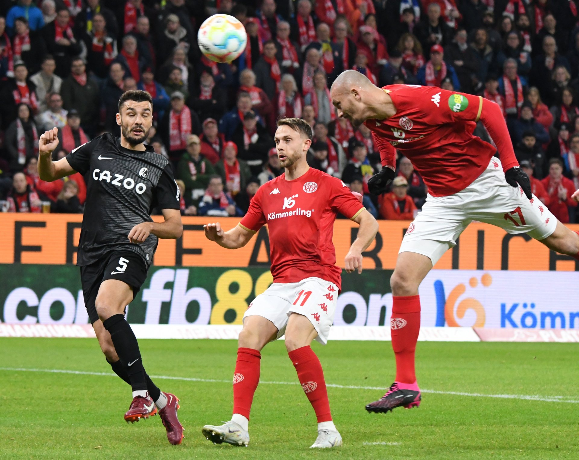 ...vergaßen aber, ihn zu Ende zu spinnen, wie Ludovic Ajorque bei dieser Kopfballchance...