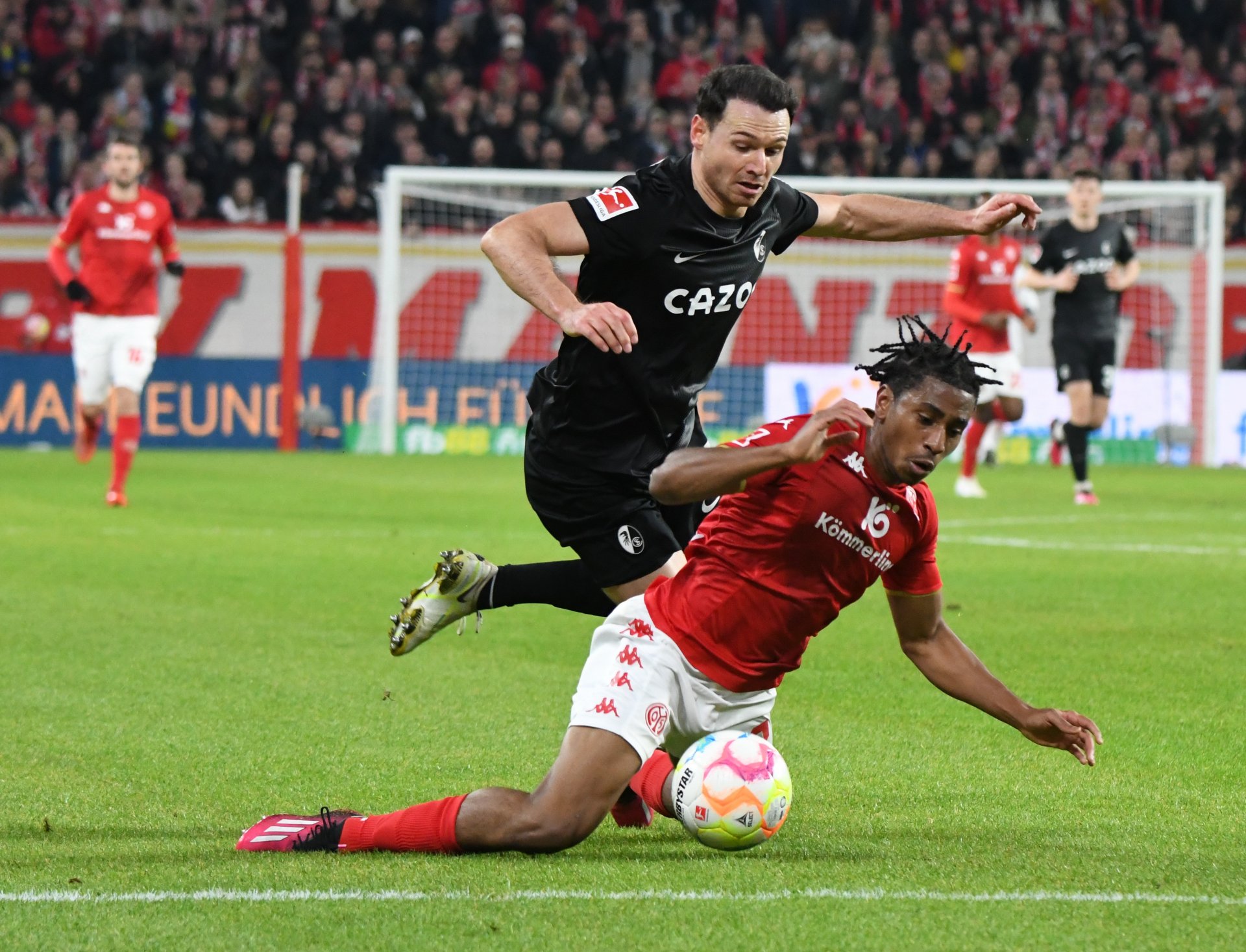 ...bringt den Mainzer Mittelfeldspieler kurz vor dem Freiburger Strafraum zu Fall. Warum Schiedsrichter Bastian Dankert dieses Foul nicht ahndete, blieb eine offene Frage.