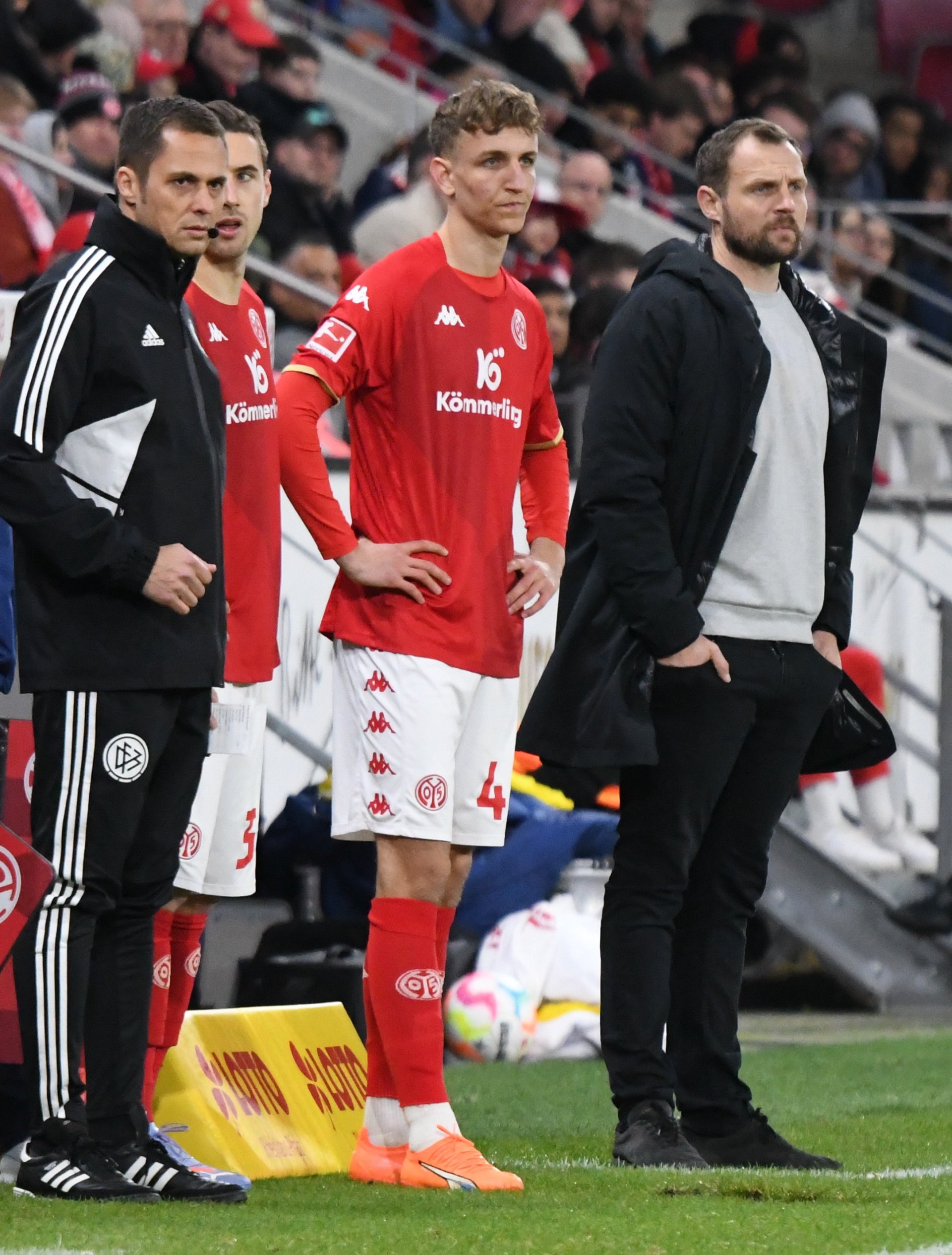 …in der Trainer Bo Svensson mit Nelson Weipers Einwechslung auf 4-3-3 umstellte…