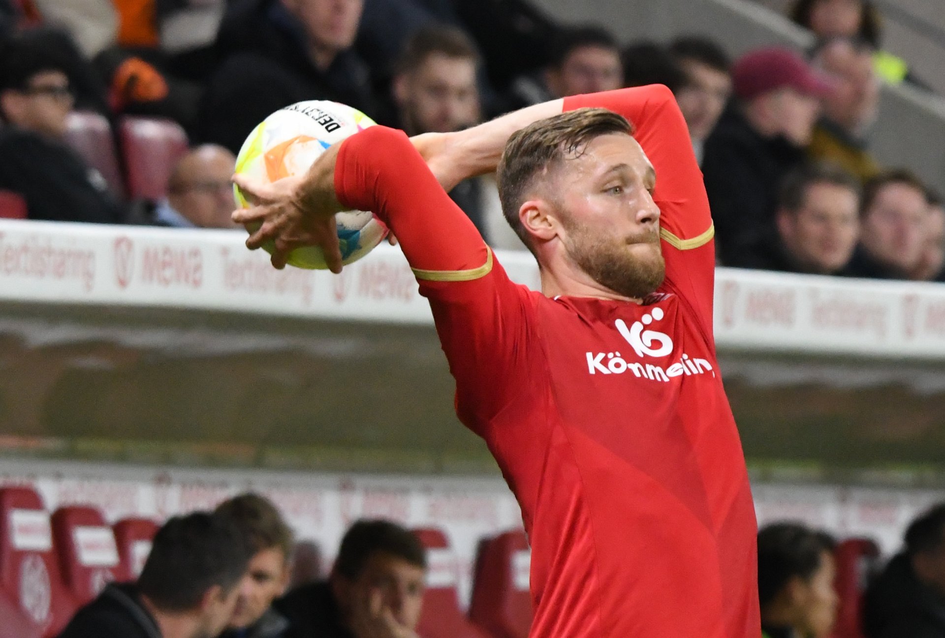 Gleichwohl halfen solche Szenen, den Freiburger Beton bröckeln zu lassen, was nach einem Einwurf von Silvan Widmer und einem Assist von Ludovic Ajorque zum Ausgleich führte...