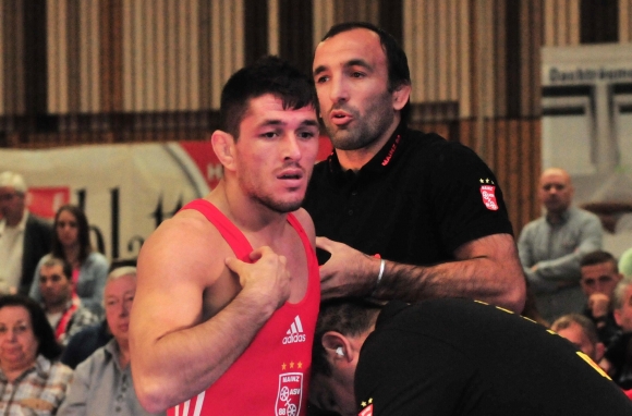 Der Hinkampf gegen den AC Lichtenfels war für George Bucur (l.) und seine Kollegen eine klare Angelegenheit. Trainer Davyd Bichinashvili (r.) warnt allerdings, der Gegner sei im Rückkampf besser aufgestellt.