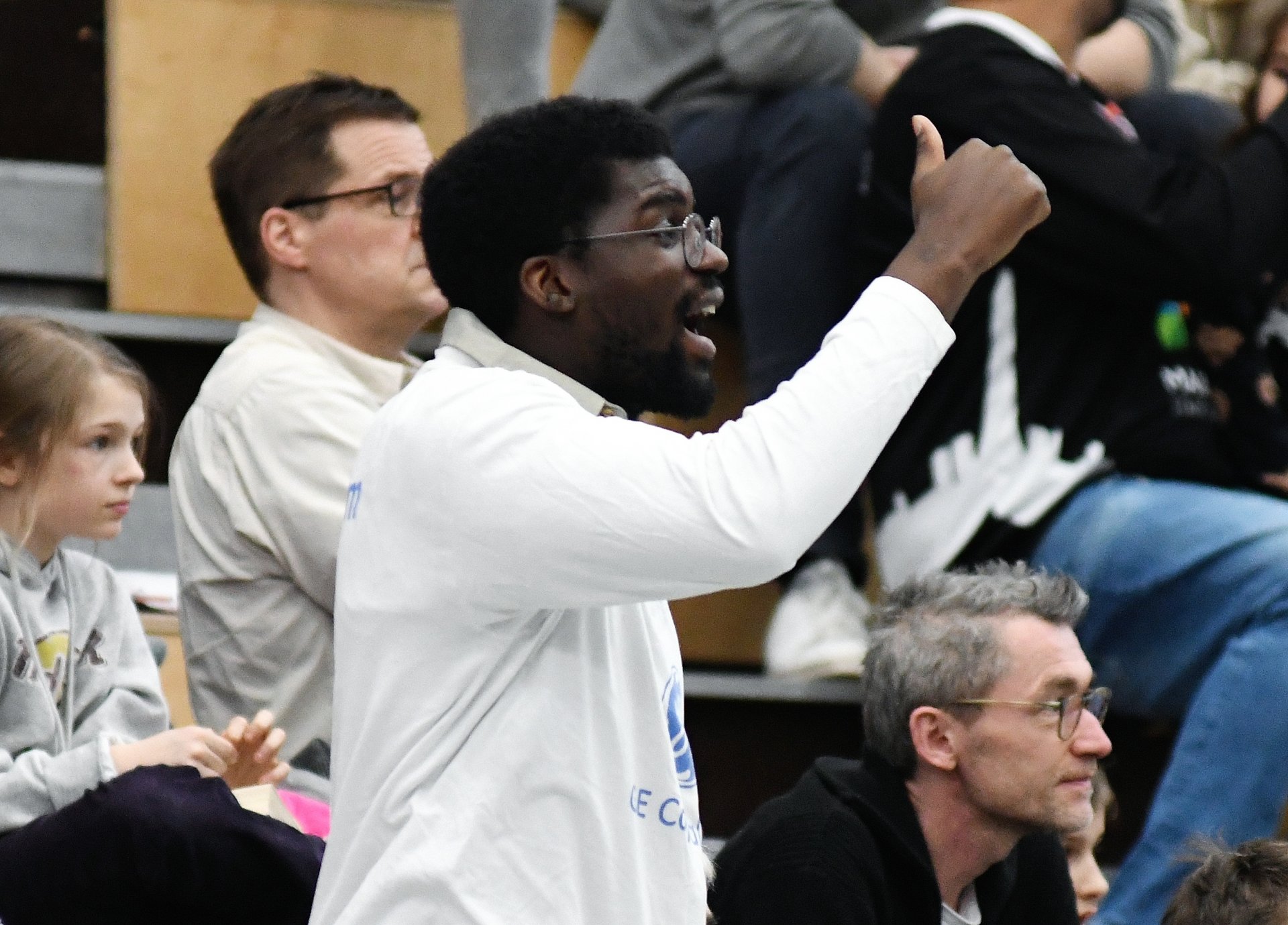 Alain Mandana machte von seinem Sitzplatz keinen Gebrauch: Er wirkte während der gesamten Spielzeit im Stehen als Motivator und Co-Coach seiner ehemaligen Mitspieler.