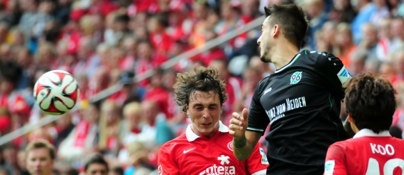 Julian Baumgartlinger (links) und Ja-Cheol Koo (rechts) sind die zwei Spieler, auf deren Einsatz die 05er für das Heimspiel gegen Werder Bremen noch hoffen können. Der erneute Ausfall von Christoph Moritz (Rückenprobleme) steht hingegen so gut wie fest.