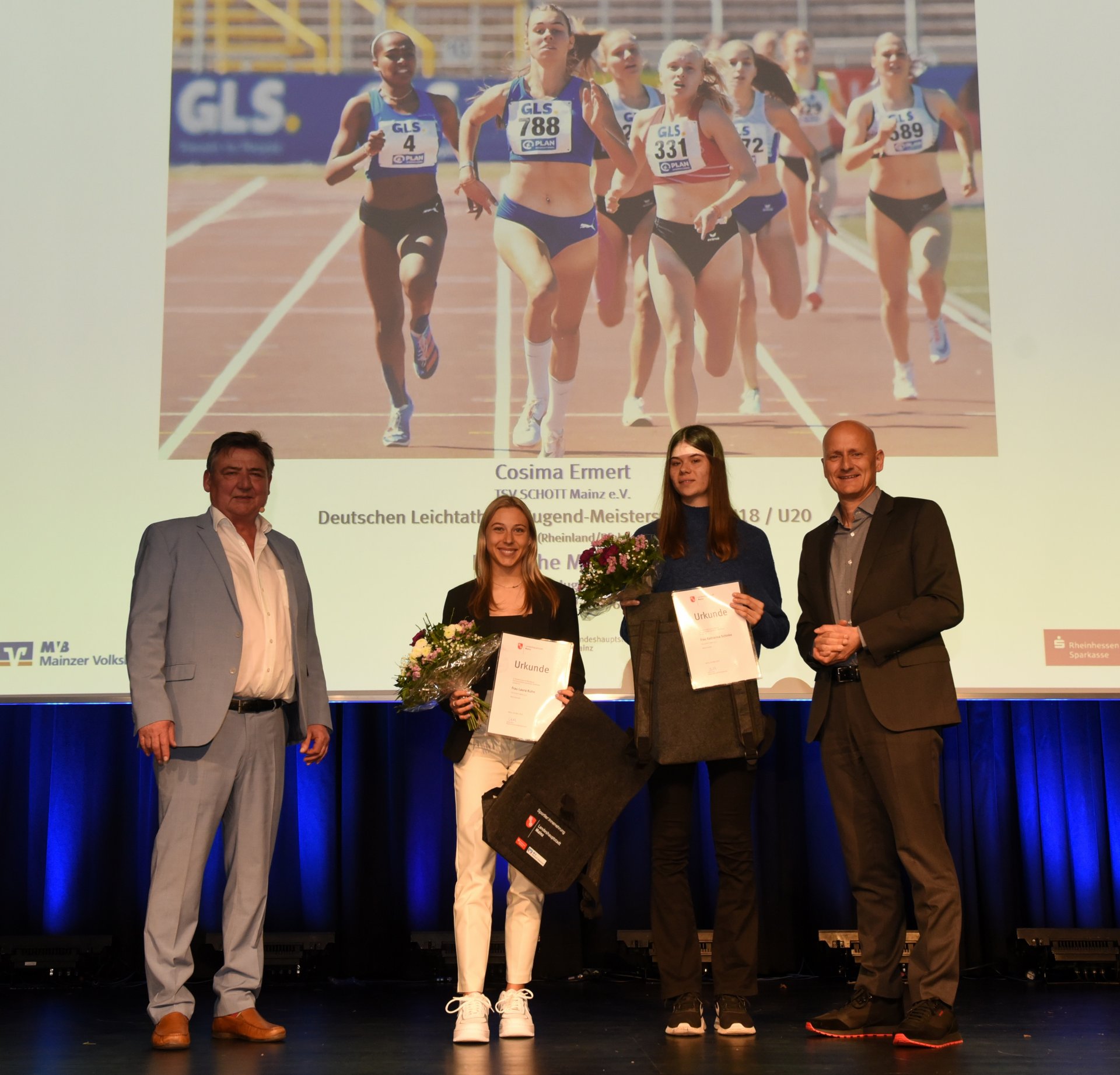 Laura Kuhn und Katharina Schinke wurden mit Cosima Ermert Deutsche U-20-Meisterinnen über 3x800 Meter und verbesserten den 37 Jahre alten Landesrekord. Als Pate bei den Ehrungen der Nachwuchssportler:innen fungierte Marcus Walden, der Vorstandsvorsitzende der Rheinhessen Sparkasse.