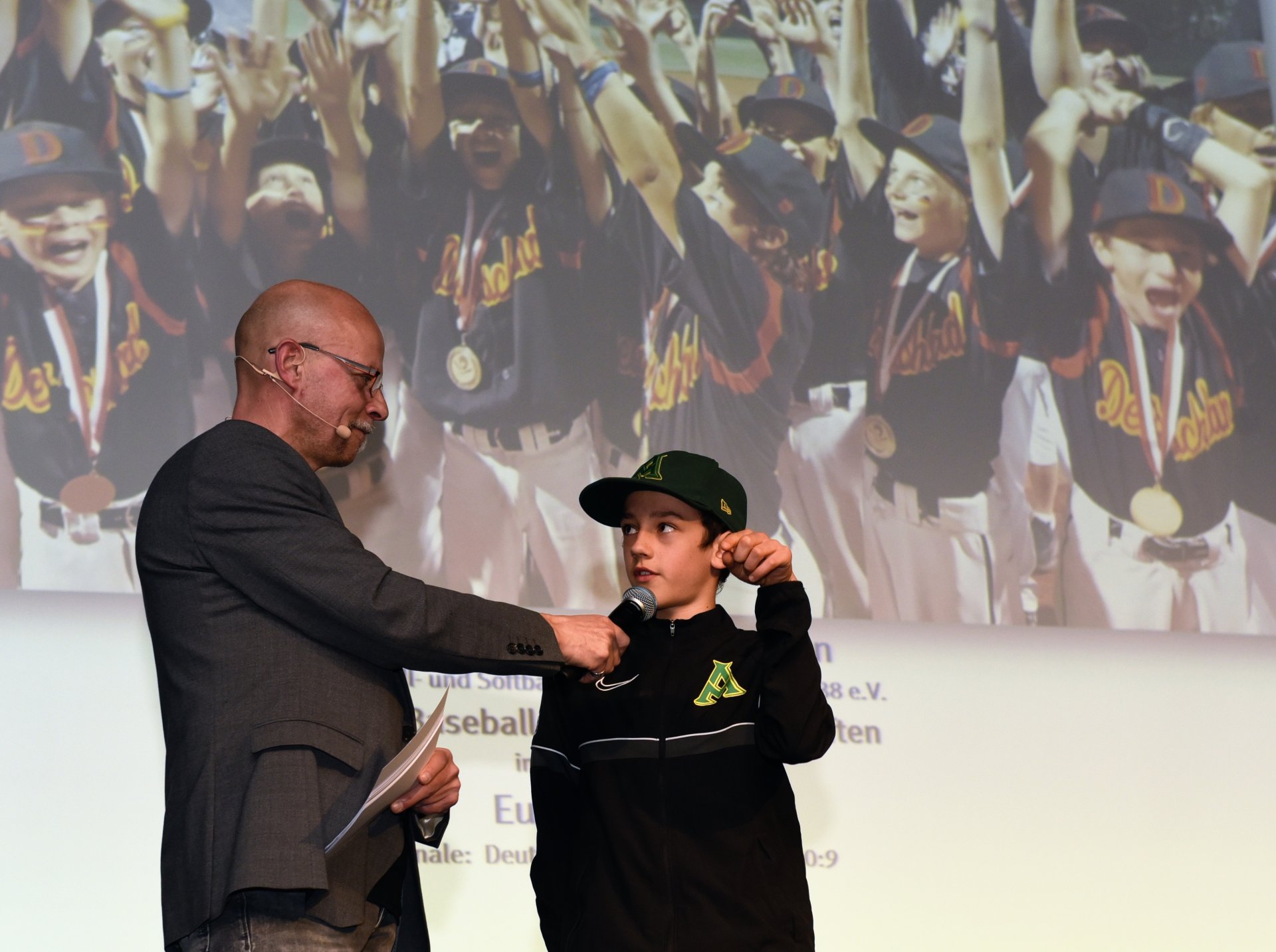 ...und so gut das Talent der Mainz Athletics die Keule beherrscht, so eloquent zeigte er sich auch im Gespräch mit Moderator Peter H. Eisenhuth.