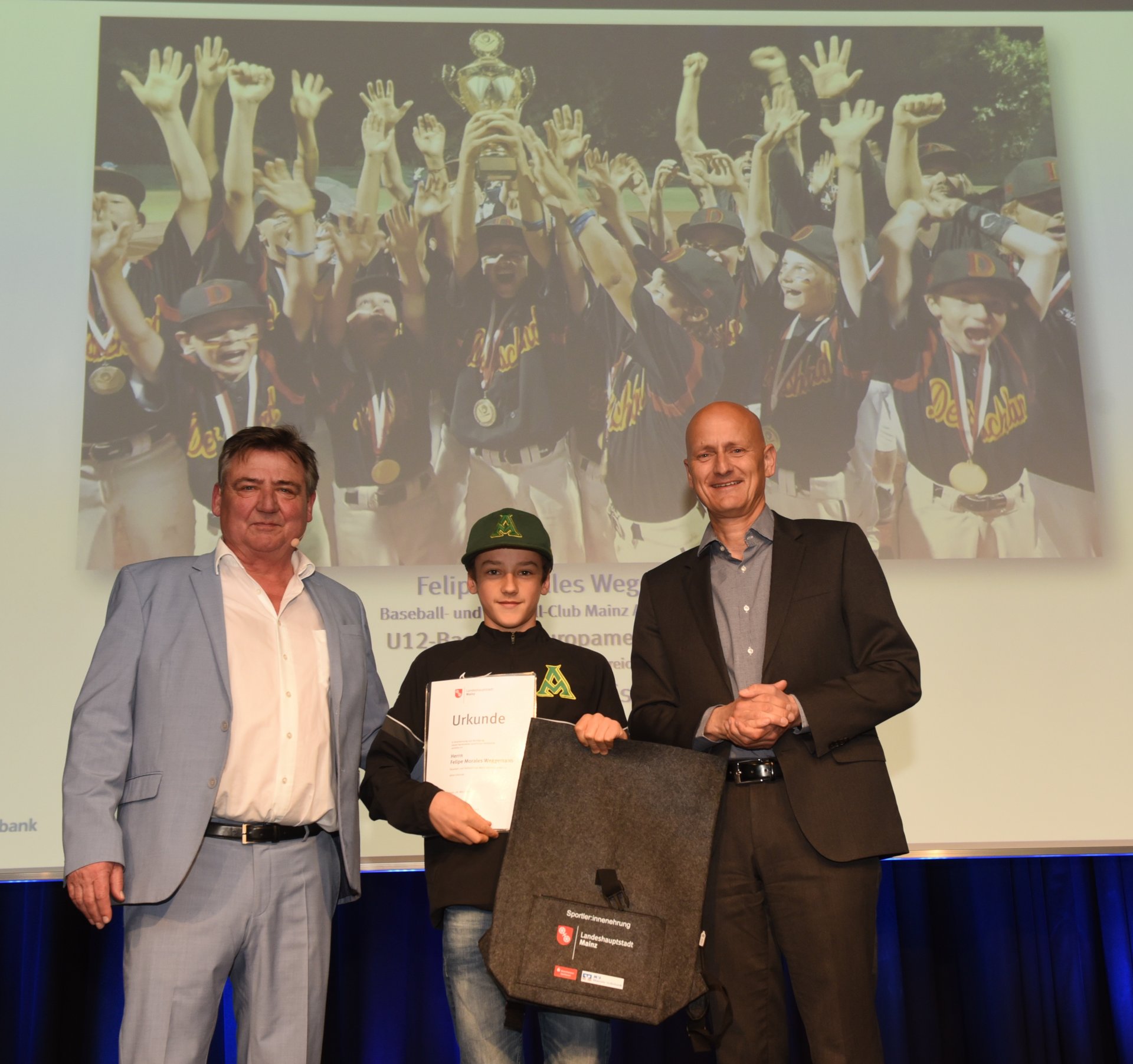 Der Kleine mit dem harten Schlag: Felipe Morales Weggemann stand im Finale der U-12-Baseball-Europameisterschaften gegen Tschechien als letzter deutscher Spieler am Schlag. Mit einem Walk-off-2-Run-Double (er selbst kam bis zur zweiten Base und brachte zwei Mitspieler heim) drehte er einen 8:9-Rückstand zum 10:9-Sieg gegen den Favoriten...