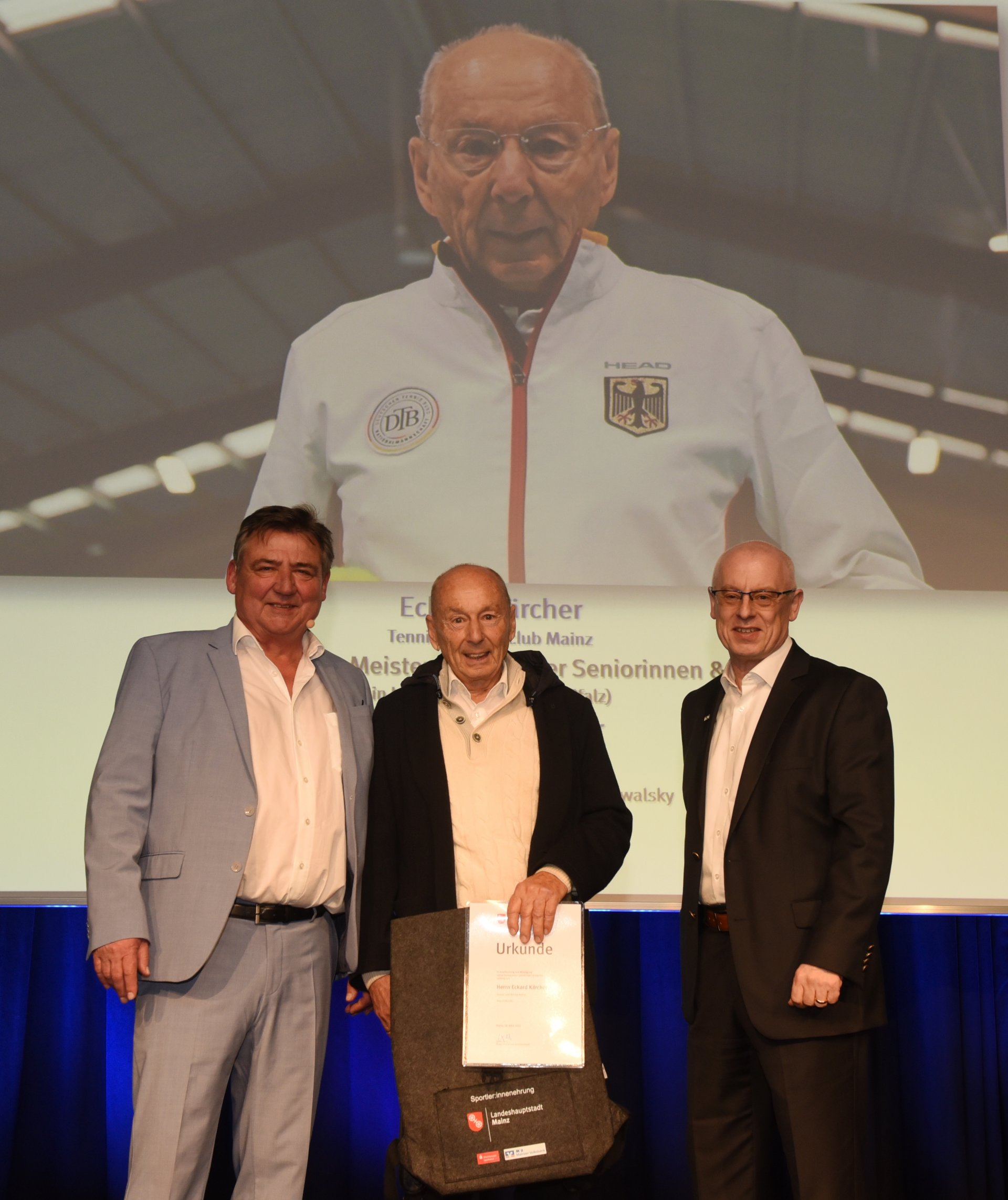 Eckard Kärcher (TSC Mainz) hat geschafft, was vor ihm noch keinem Mainzer außerhalb der Jugend gelungen war: Deutsche Tennismeisterschaften mit einem Titel zu beenden. Sogar mit deren zwei – in der Halle und im Freien, jeweils im Doppel der Herren-80-Konkurrenz.