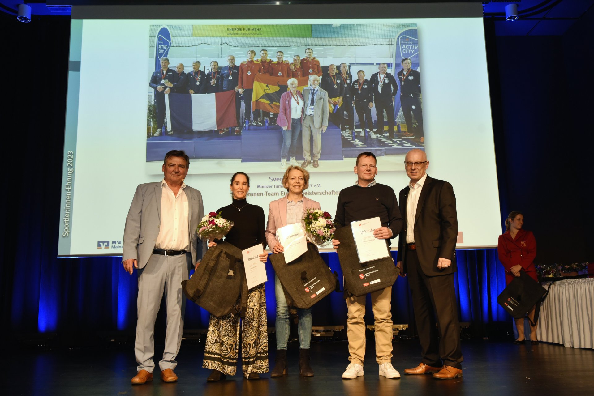 Auf zum nächsten Gefecht: Die Säbelfechterinnen Nicole Thomé und Gunilla Graudins wurden unter anderem Europameisterinnen mit dem deutschen Veteraninnenteam, ihr Vereinskollege Svend Berger vom MTV 1817 gewann mit den Herren Bronze.