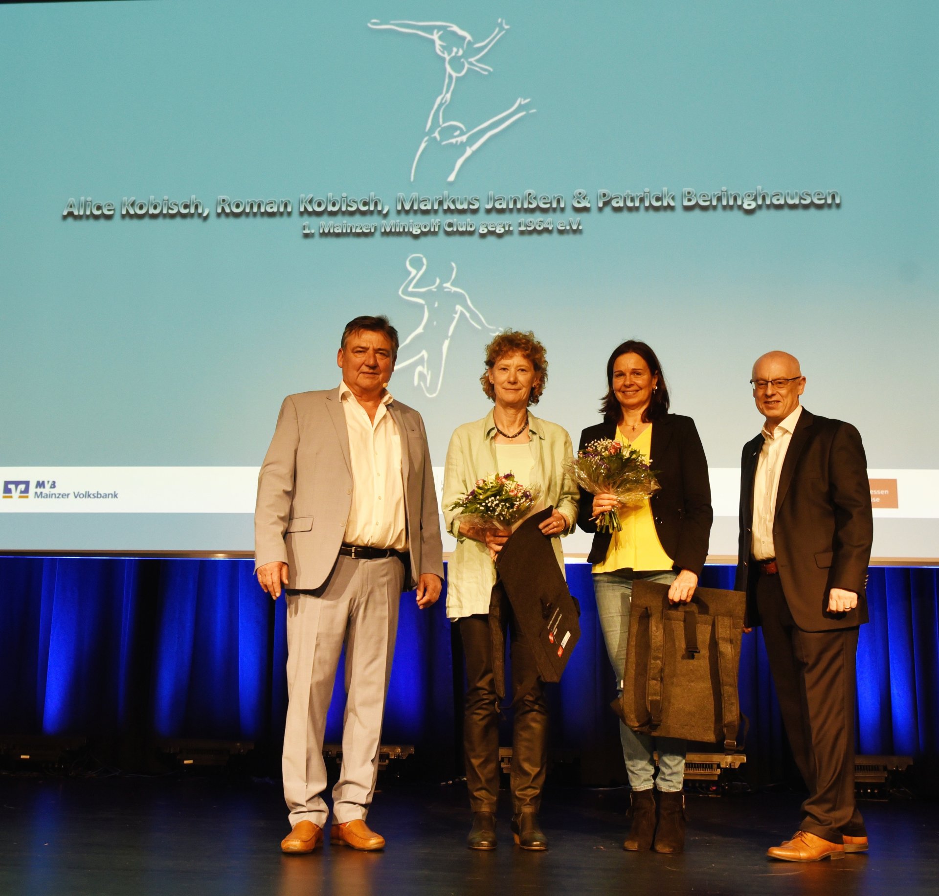 Beide nennen Gisela Petri als Vorbild: Christine Mosen (2.vl.), Deutsche Meisterin der AK 65 über 200 Meter Brust, und Angela Maurer, die auch nach ihrer langen, überaus erfolgreichen Profikarriere ins Freiwasser geht und voriges Jahr Europameisterin der AK 45-49 über 3000 Meter wurde. Beide schwimmen für den SSV Undine. 